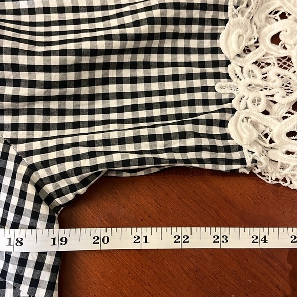 Liz Claiborne Women’s Black & White Gingham Blouse with White Lace Sleeves PM - Picture 7 of 8